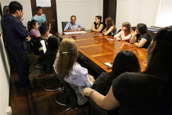 Pisano con estudiantes (3)