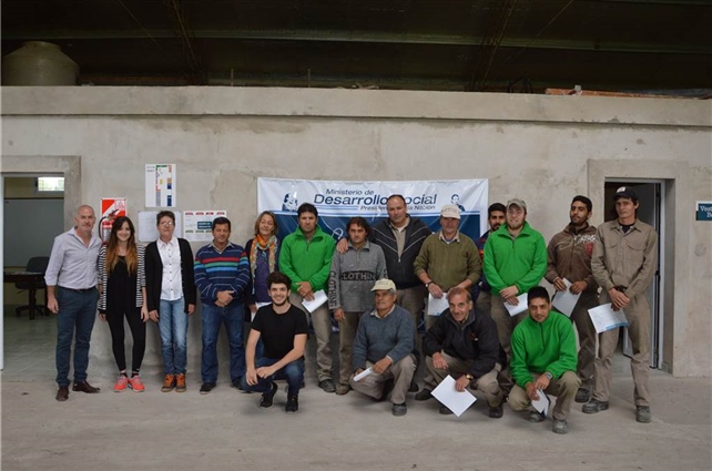 diplomas de la capacitación de UNLP a los cooperativistas locales