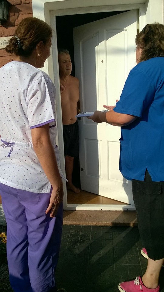 RECORREN LOS BARRIOS CON MATERIAL PREVENTIVO PARA EL DENGUE