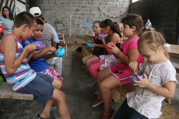 PISANO ACOMPAÑÓ AL COMEDOR PEQUEÑOS GIGANTES 02