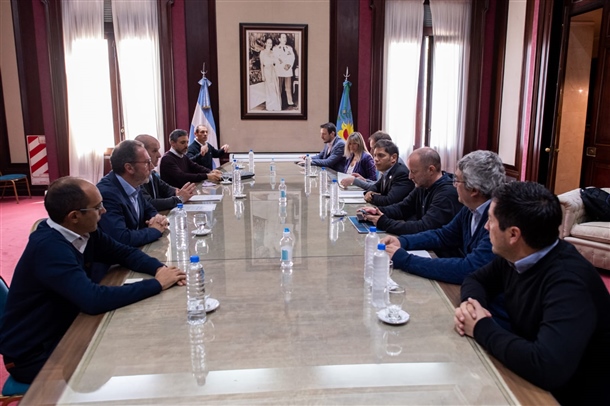 El gobernador bonaerense, Axel Kicillof recibió en Casa de Gobierno al intendente Marcos Pisano, y s