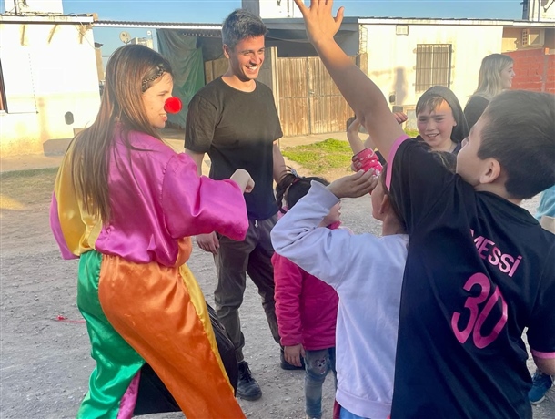 Micaela Tejera (payaso en la entrega de regalos)