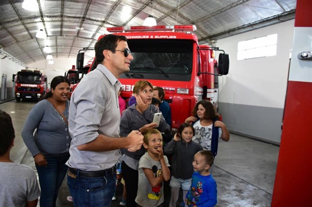 CHICOS DE LOS CAI VISITARON EL CUARTEL DE BOMBEROS 01