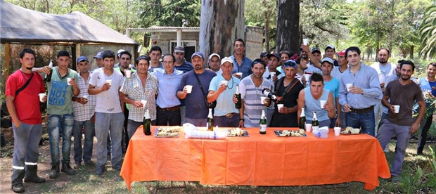 INTENDENTE PISANO BRINDÓ CON LOS EMPLEADOS MUNICIPALES 02