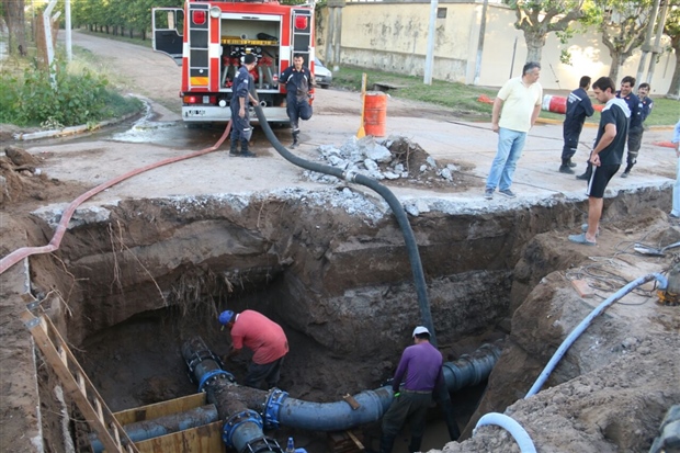 ROTURA DE UN CAÑO MADRE HAY INTERRUPCIONES DEL SUMINISTRO DE AGUA 02