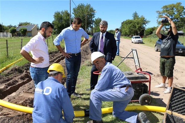 INTENDENTE RECORRIÓ LA OBRA DE EXTENSIÓN DE GAS EN BARRIO JARDÍN 01
