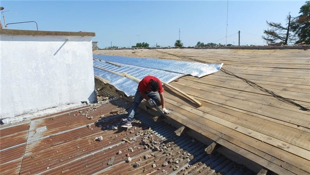 MUNICIPIO COMENZÓ A REPARAR EL TECHO DE LA ESCUELA N° 22 DE URDAMPILLETA 02
