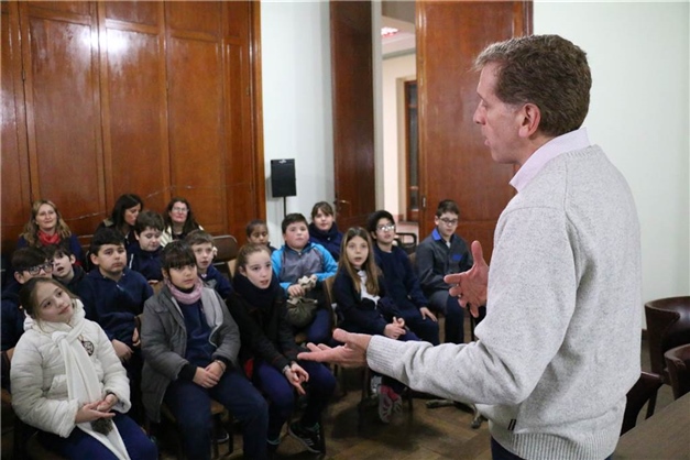 ALUMNOS DEL COLEGIO CERVANTES VISITARON EL PALACIO MUNICIPAL 02