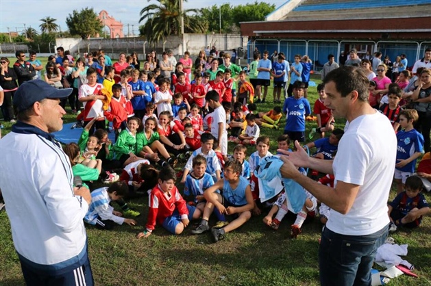 Calderón dictó un taller recreativo y formativo en el Estadio Municipal 02