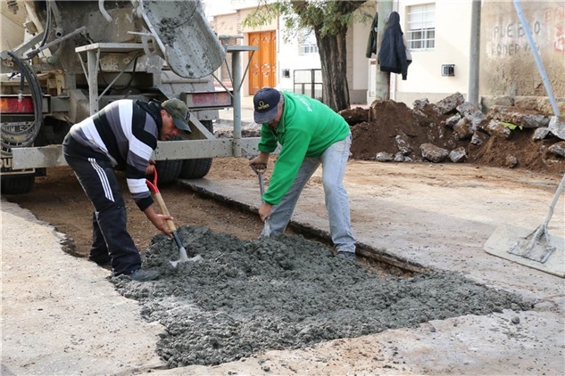 SE ESTÁ REPARANDO UN CONDUCTO PLUVIAL EN LA CALLE OLAVARRÍA 02