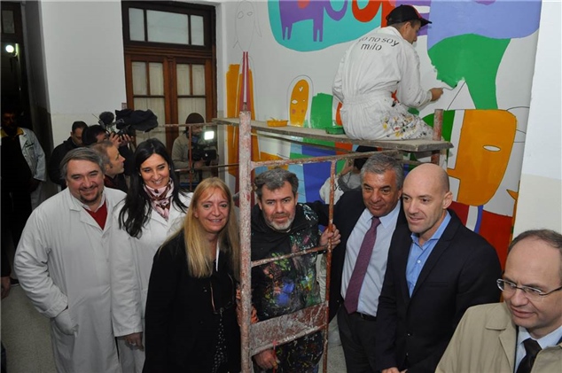 MILO LOCKETT PINTÓ UN MURAL EN EL HOSPITAL DE NIÑOS 01