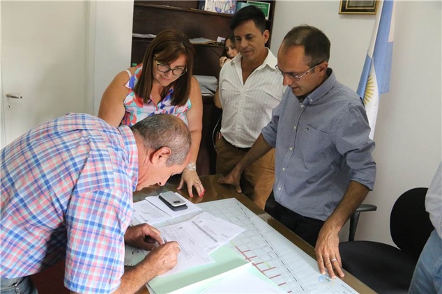PISANO LE ENTREGÓ UN SUBSIDIO A LA COMISIÓN DE PLAZA ROCA EN URDAMPILLETA 02