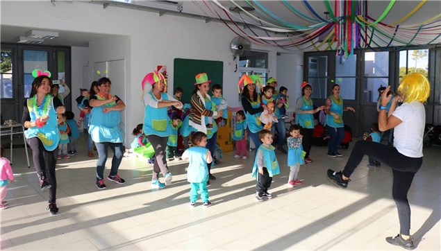 LAS MAESTRAS DE LOS JARDINES MATERNALES FESTEJARON SU DÍA 02