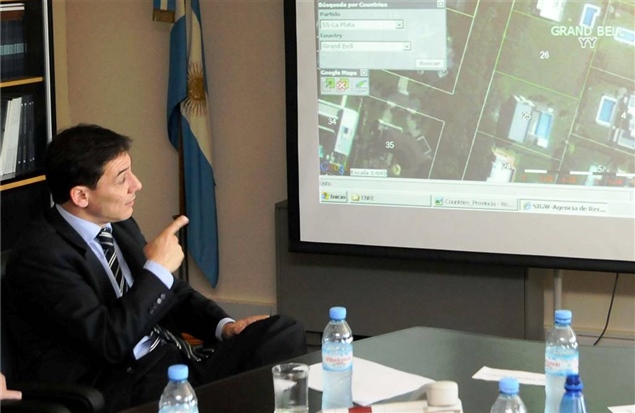 Martín Di Bella muestra el mapa digital de Arba.jpg