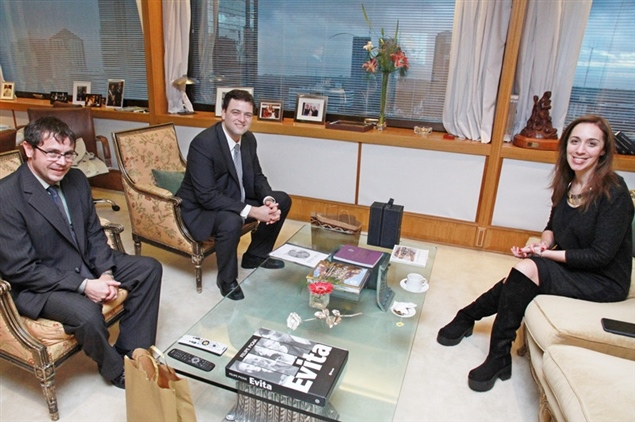 Gobernadora y Diputado Vibviani con Intendente de Nueve de Julio
