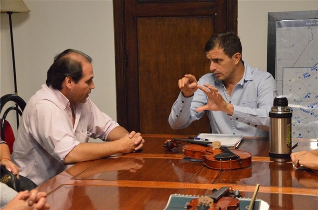 EL INTENDENTE SE REUNIÓ CON EL DIRECTOR Y LOS PADRES DE LA ORQUESTA ESCUELA 02