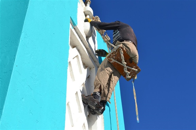 Se está pintando la torre del Natatorio Municipal 01