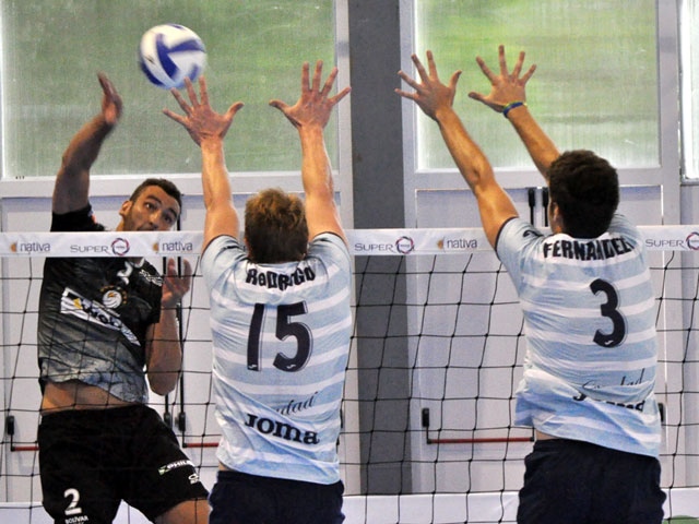 Bolívar cayo ante Ciudad Voley.jpg
