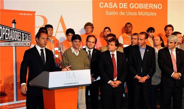 Scioli operadores de calle 01.jpg