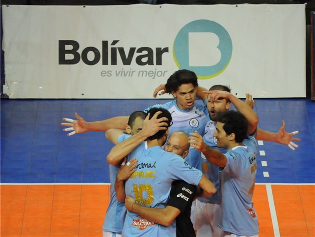 Bolivar recibe la Copa ACLAV.jpg