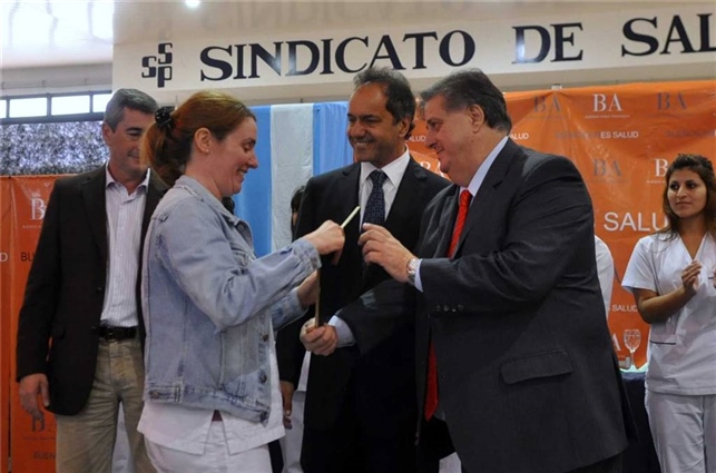 Collia y Scioli distinguen enfermera.JPG